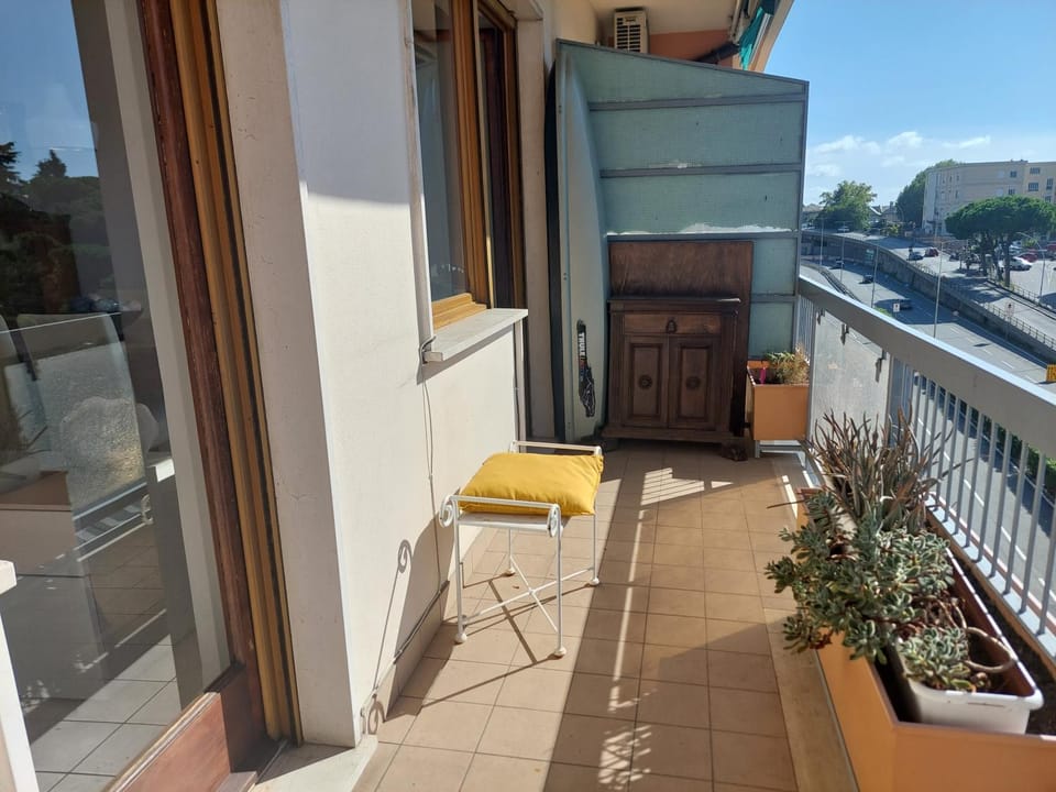 Property building, Day, Balcony/Terrace