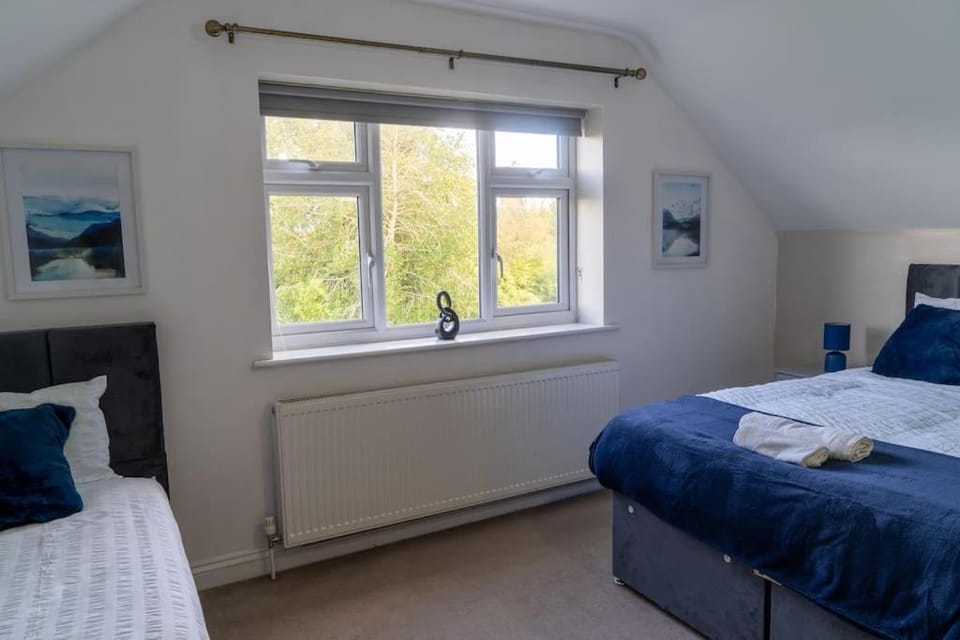 Spacious 15 Guest Home With 9 Beds in Shirley House in Shirley