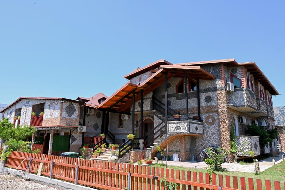 Bujtina Syni Zi "Keshtjella" - Shengjin Hotel in Europe
