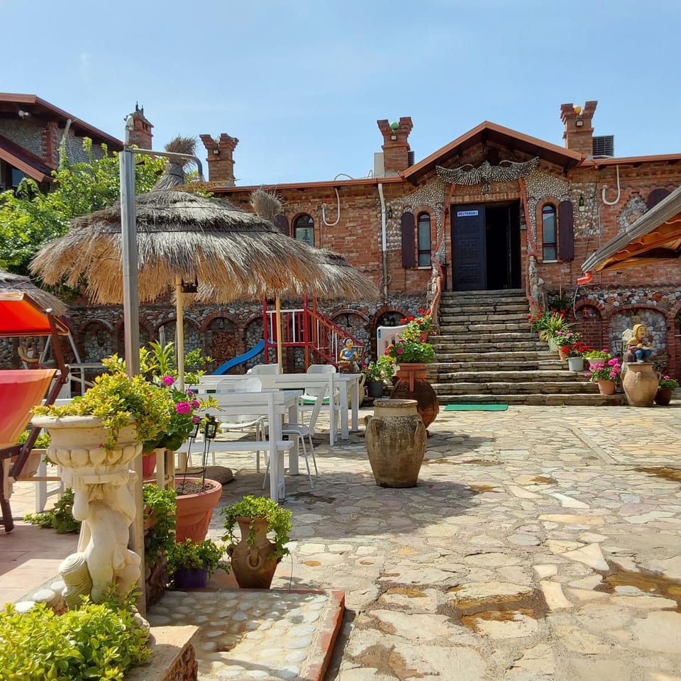 Bujtina Syni Zi "Keshtjella" - Shengjin Hotel in Europe