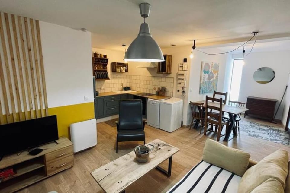 Kitchen or kitchenette, Seating area, Dining area