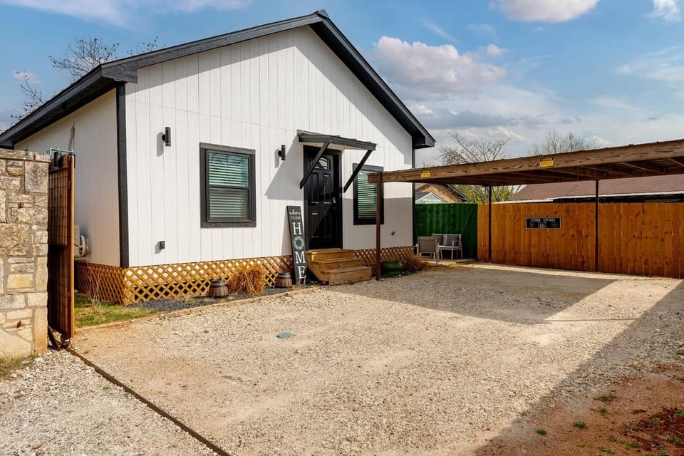 Hidden Cottage mins to Main St and sleeps 4 House in Fredericksburg