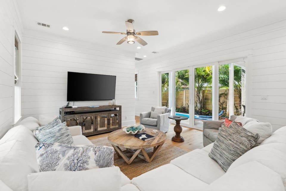 TV and multimedia, View (from property/room), Living room, Decorative detail, Seating area, Pool view, fireplace
