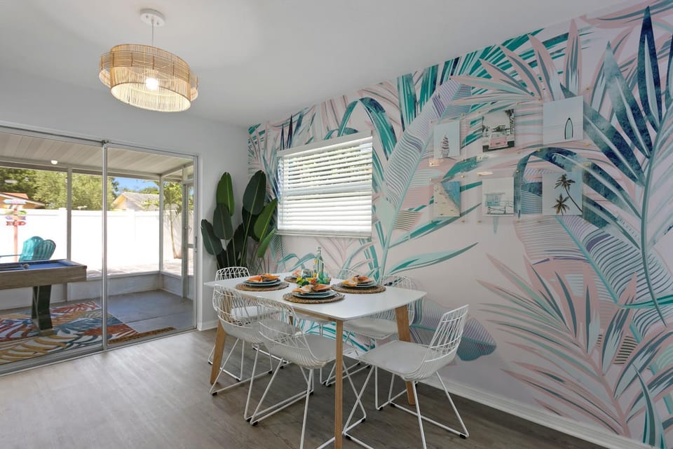 5 min Beaches~Mini Golf~Pool Table~Pets~KING BED + House in Largo