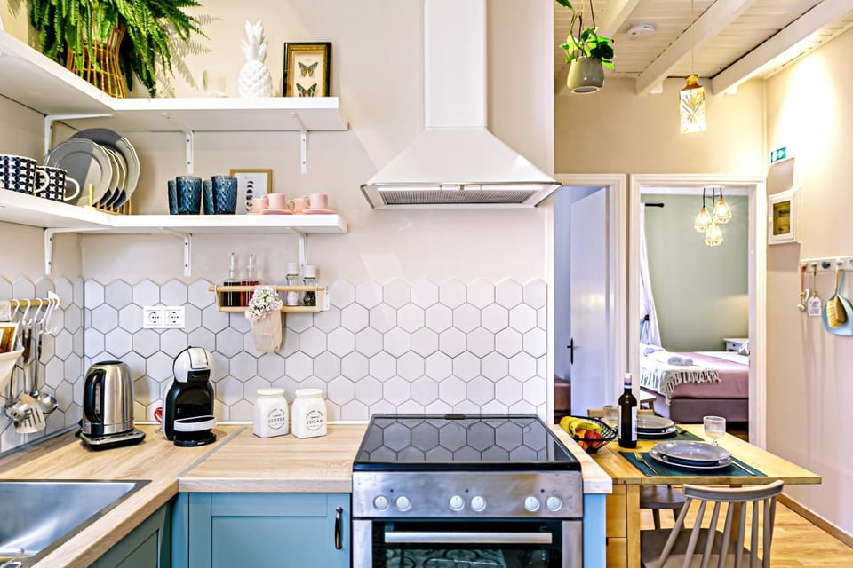 Coffee/tea facilities, Kitchen or kitchenette, Dining area, oven, stove