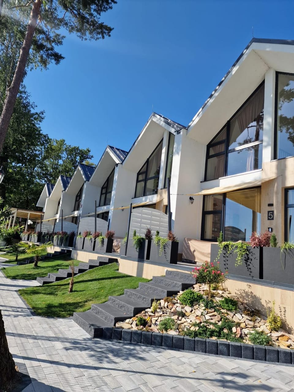 Property building, Day, Garden, Lake view