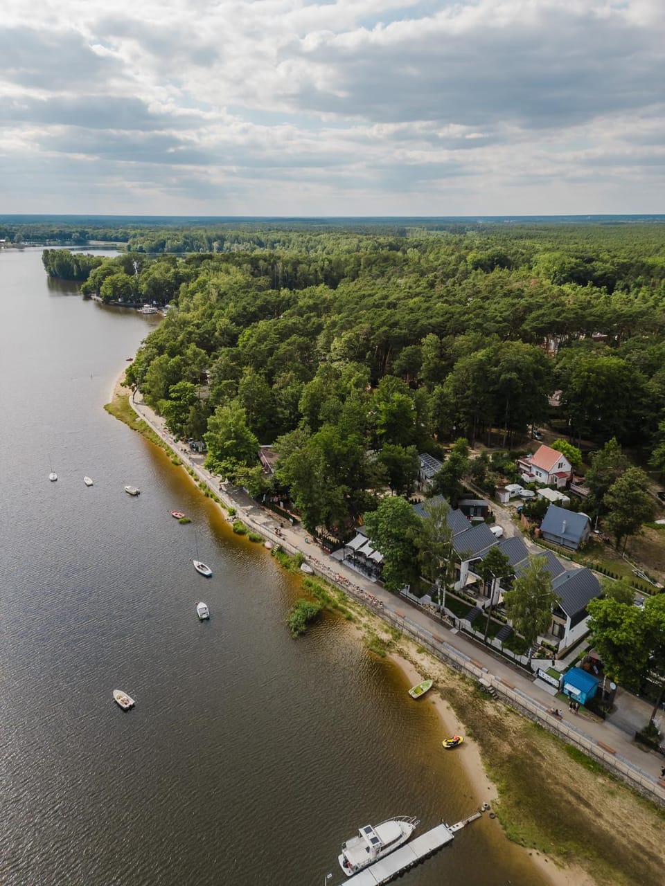 Nearby landmark, Day, Neighbourhood, Natural landscape, Beach, Lake view