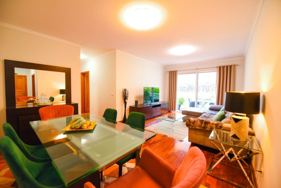 Communal lounge/ TV room, TV and multimedia, Living room, Dining area