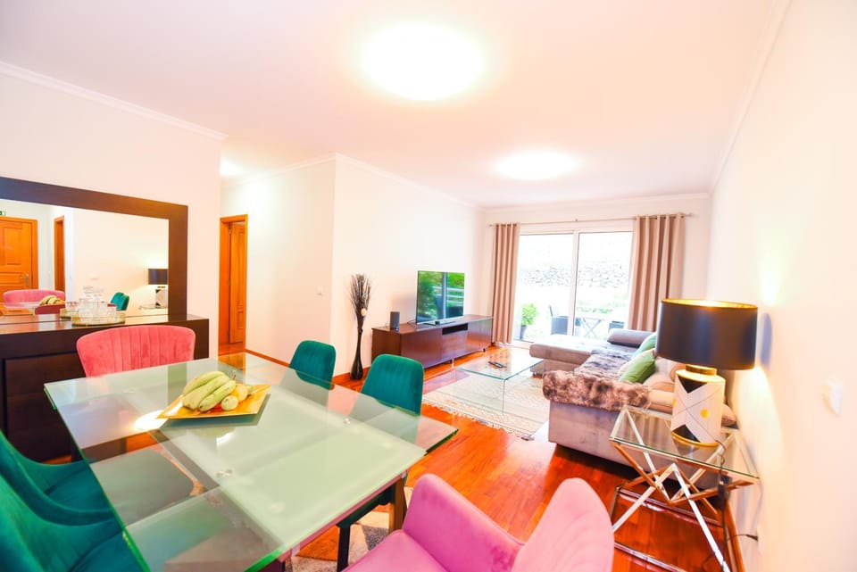 Communal lounge/ TV room, TV and multimedia, Living room, Seating area, Dining area, Evening entertainment