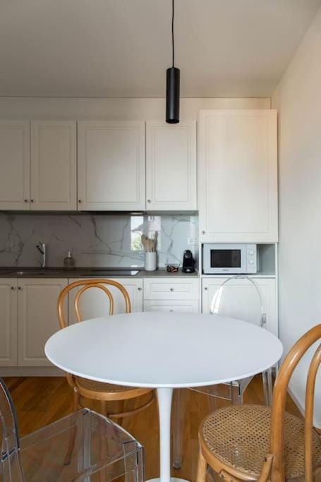 Kitchen or kitchenette, Dining area, minibar, stove