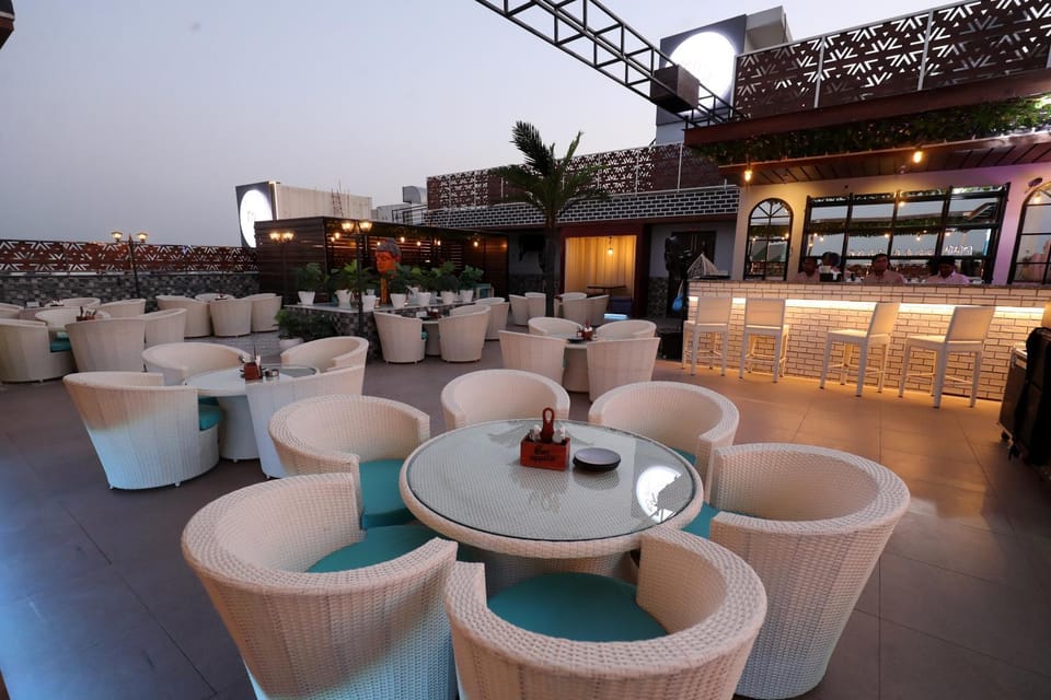 Restaurant/places to eat, Restaurant/places to eat, Balcony/Terrace