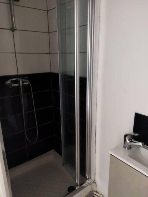 Budgetbnb 35, Sur les toits de Toulon Apartment in Toulon