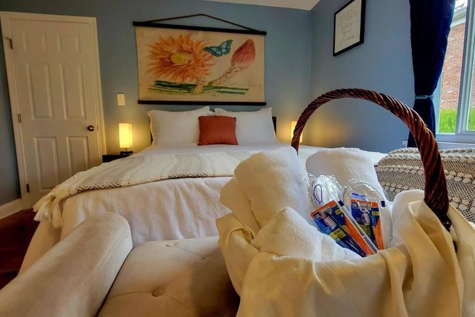 Unique & Peaceful Boston Home, Ideal for 2026 World Cup Visitor, Free Parking Apartment in West Roxbury