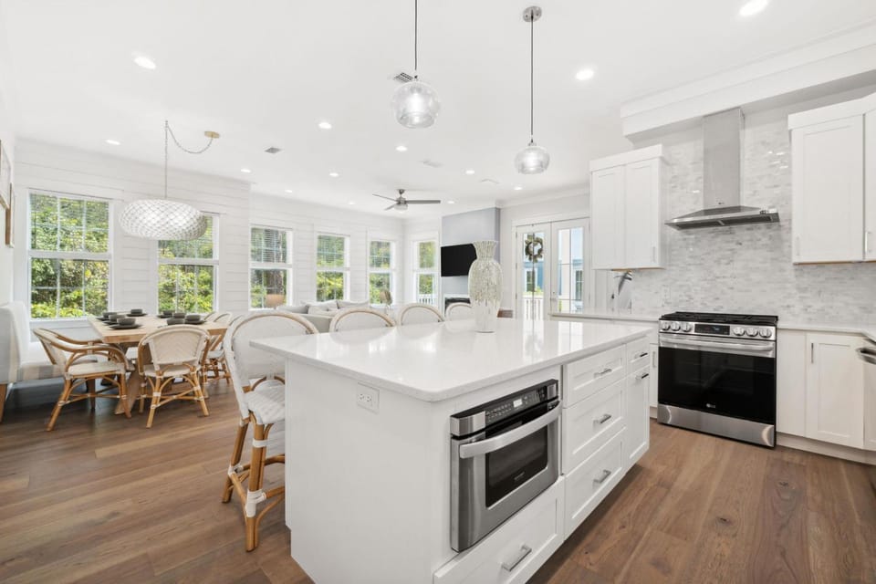 Kitchen or kitchenette, Dining area, dishwasher, minibar, pet friendly, stove