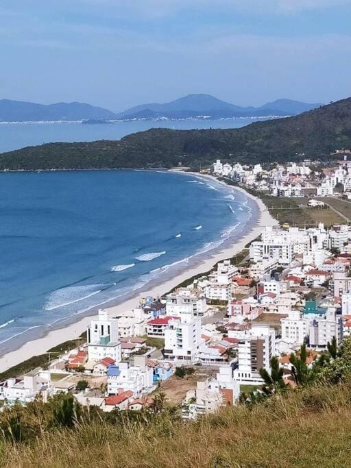 Apartamento em palmas gov celso ramos 70 m do mar Apartment in Florianopolis