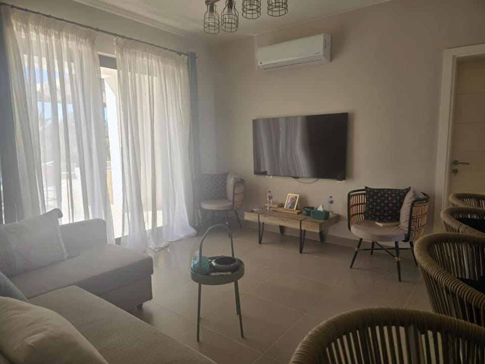 Communal lounge/ TV room, TV and multimedia, Living room, Seating area, Evening entertainment, air conditioner