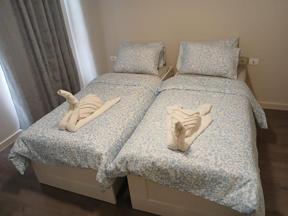 Bed, Photo of the whole room, Bedroom, towels