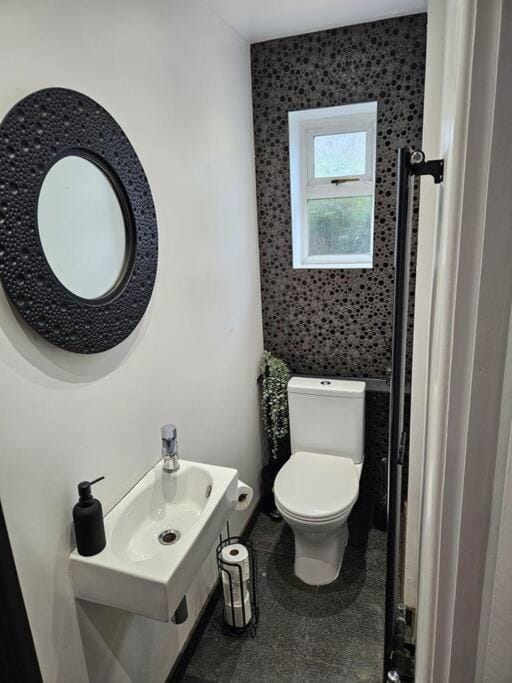 Spacious 4 Bedroom, Free Parking, Sleeps 7 House in Romford