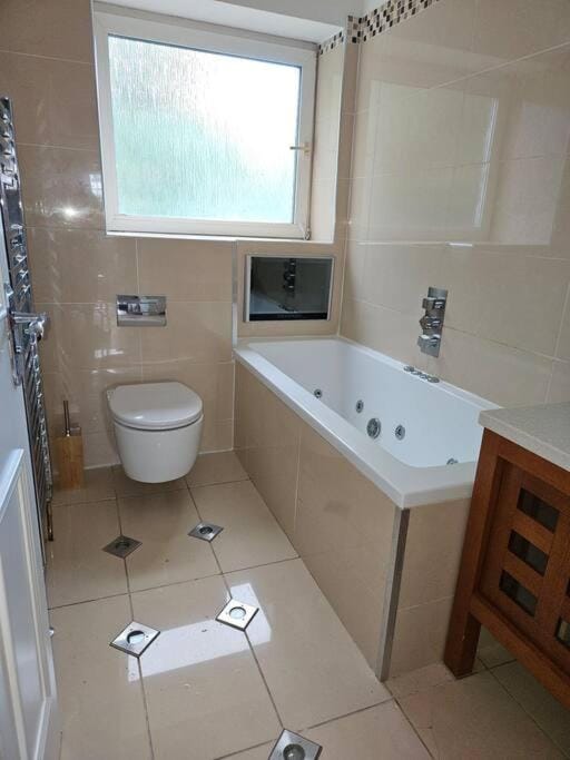 Spacious 4 Bedroom, Free Parking, Sleeps 7 House in Romford
