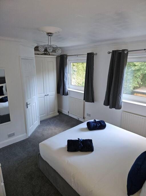 Spacious 4 Bedroom, Free Parking, Sleeps 7 House in Romford