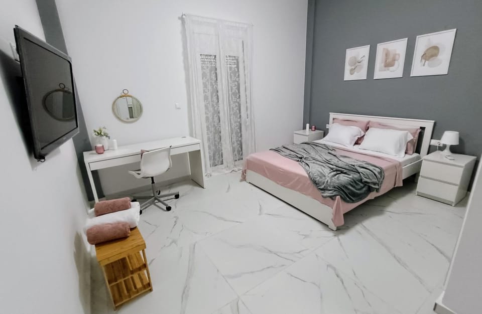 Photo of the whole room, Bedroom
