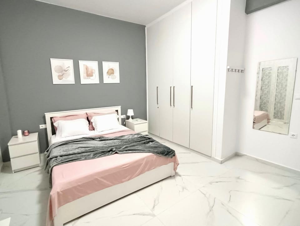 Photo of the whole room, Bedroom