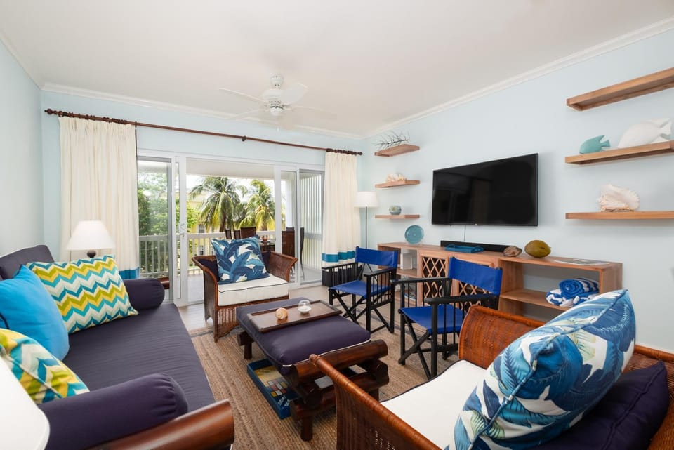 Communal lounge/ TV room, TV and multimedia, Living room, Seating area, Dining area, Evening entertainment
