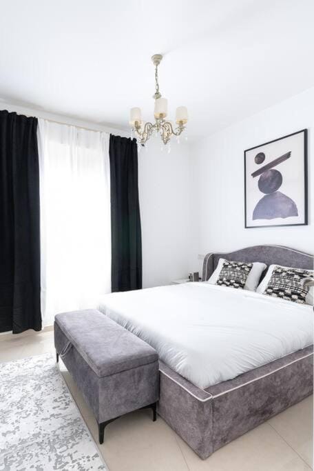Neat 4BR Apt With Parking-High Floor-Elevator-Mamad Apartment in Center District