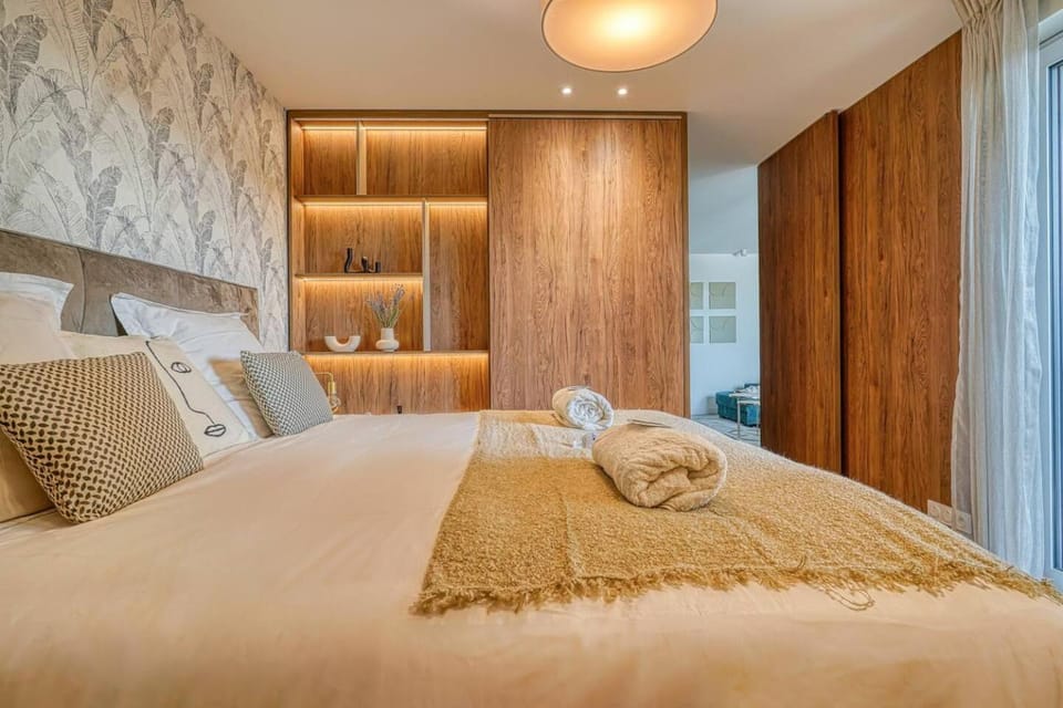 Photo of the whole room, Bedroom