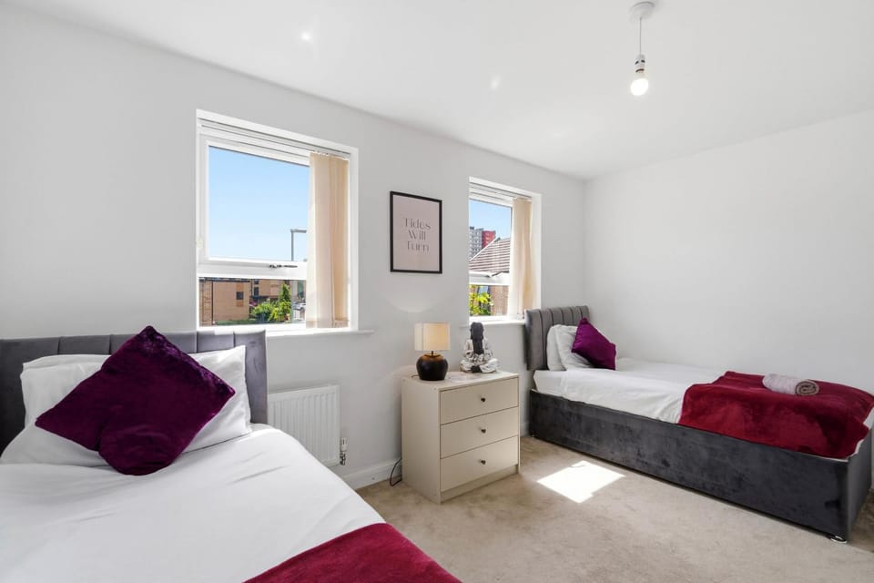 Modern house in City Centre with private parking and gated property House in Birmingham
