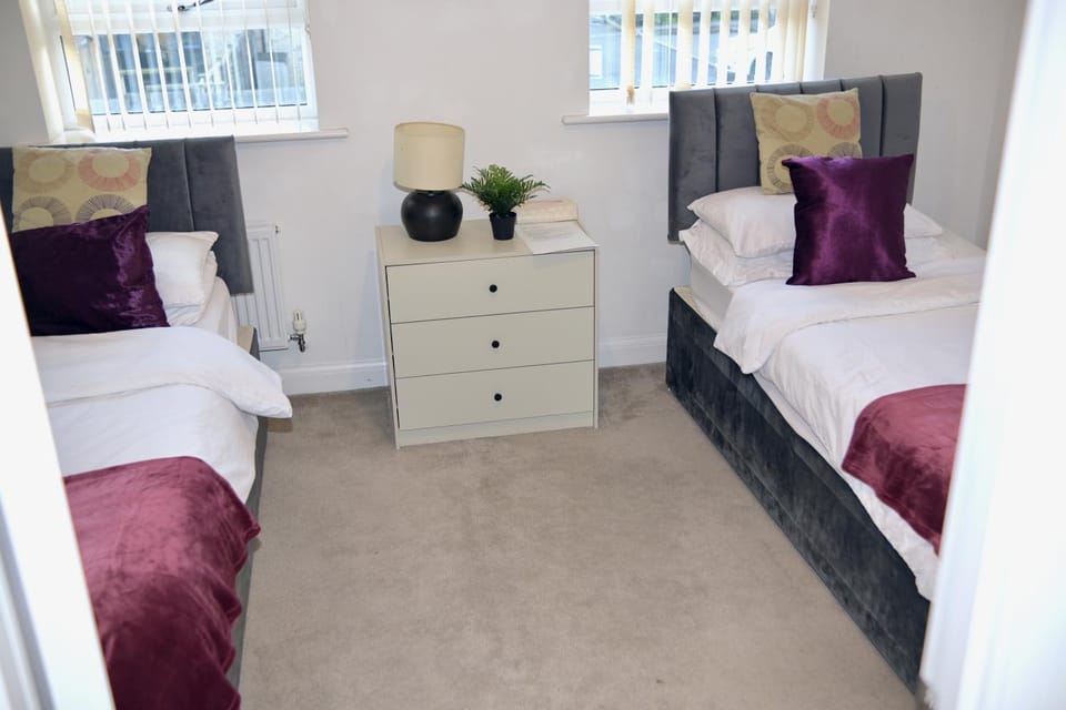 Modern house in City Centre with private parking and gated property House in Birmingham