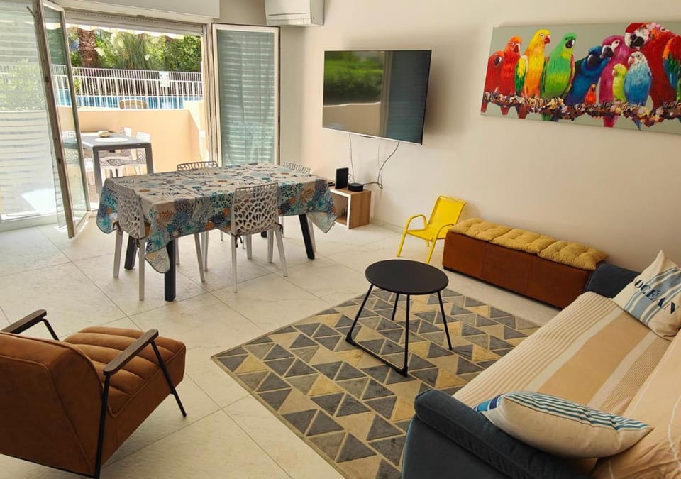 Communal lounge/ TV room, TV and multimedia, Living room, Dining area
