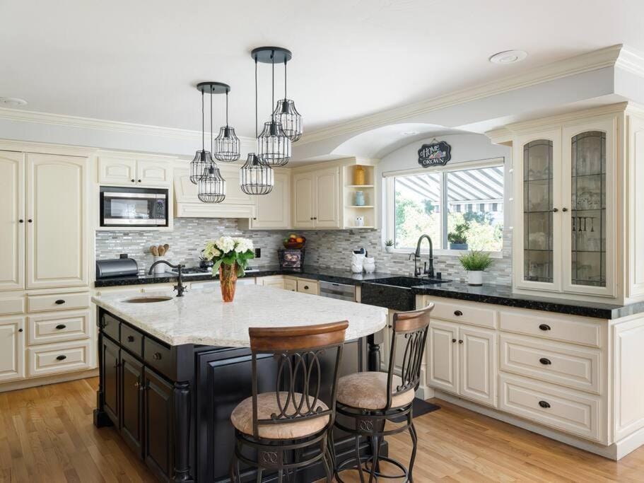 Kitchen or kitchenette, dishwasher, oven, stove