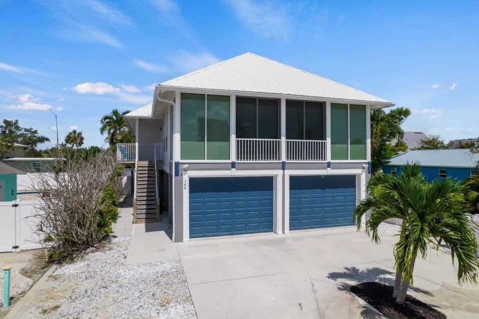 Mango Margarita- Beach Home with Pool Sleeps 12 House in Estero Island