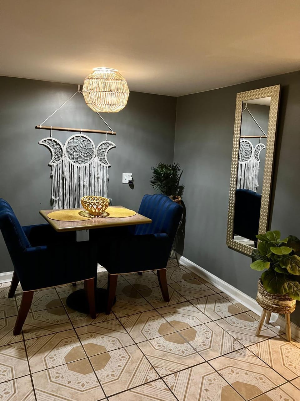 Seating area, Dining area