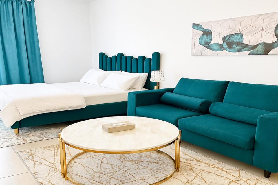 Bed, Photo of the whole room, Decorative detail, Seating area