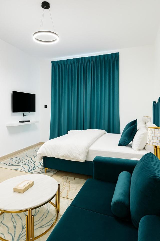 Bed, TV and multimedia, Decorative detail, Seating area, Bedroom