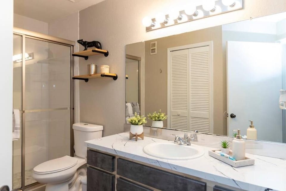 Shower, Toilet, Bathroom, towels