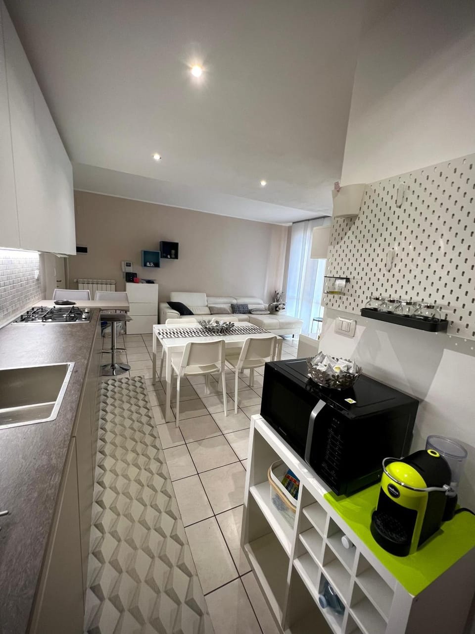 Coffee/tea facilities, Kitchen or kitchenette, Dining area, stove