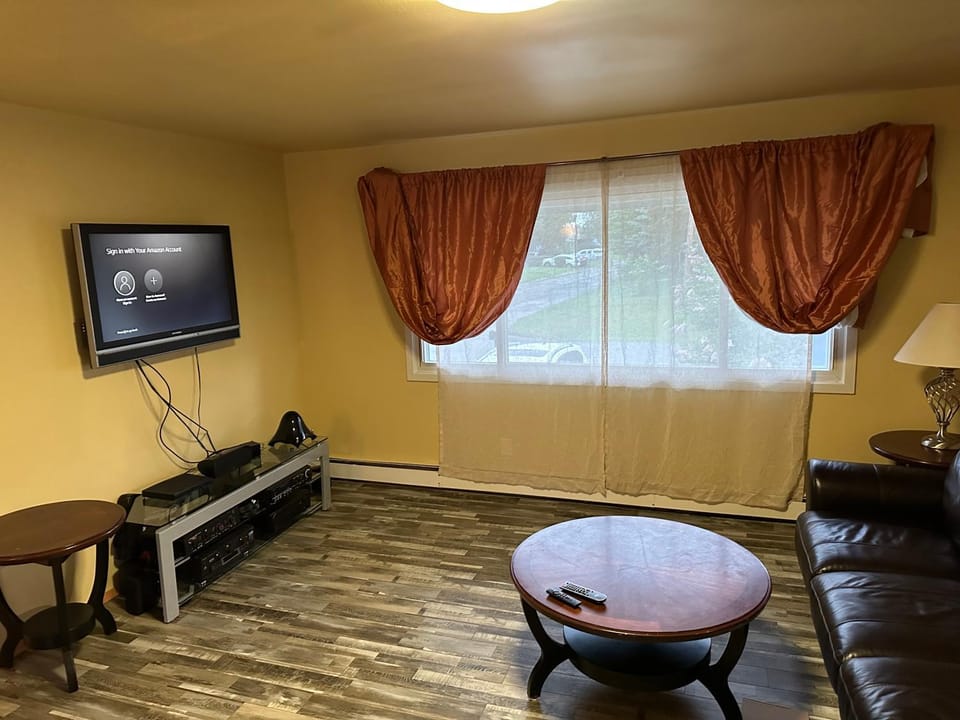Communal lounge/ TV room, TV and multimedia, Living room, Seating area, Evening entertainment