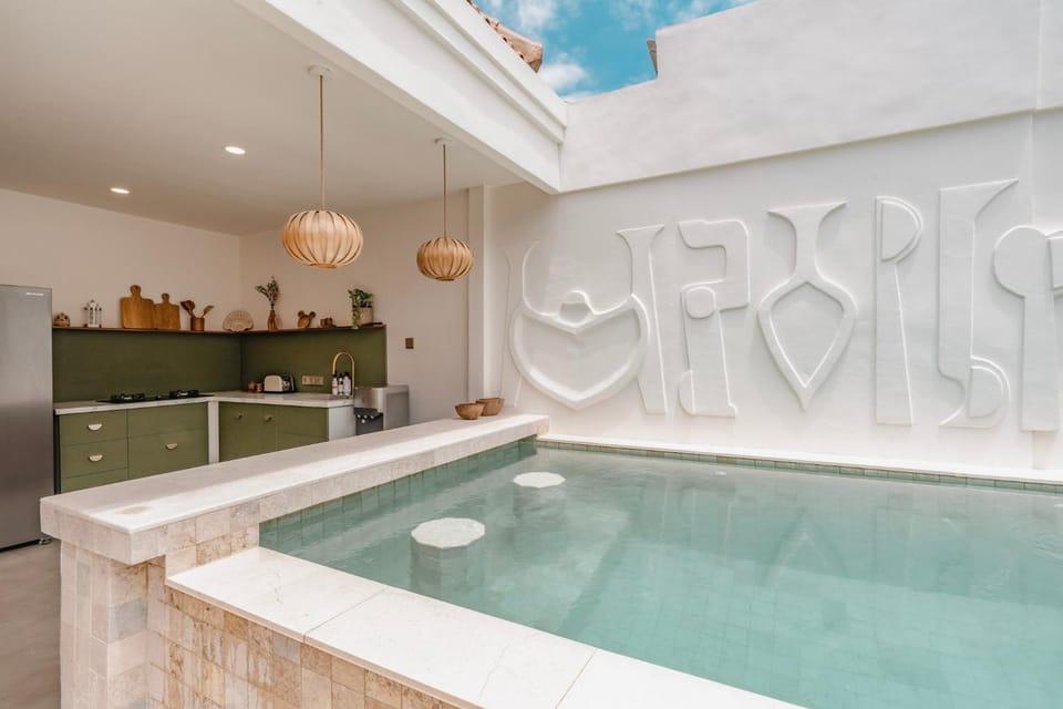 Kitchen or kitchenette, Pool view, Swimming pool