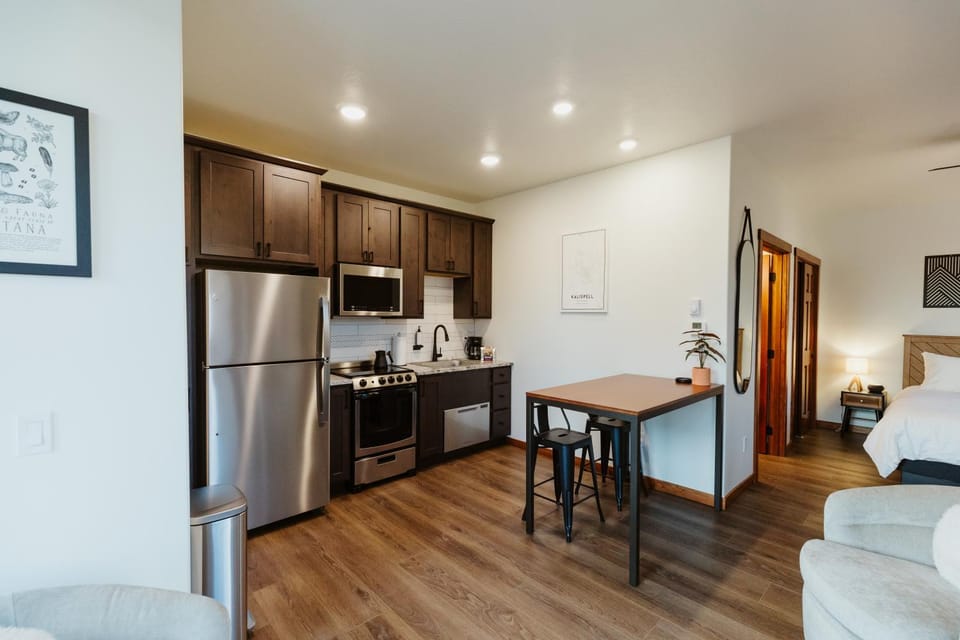 Dining area, kitchen