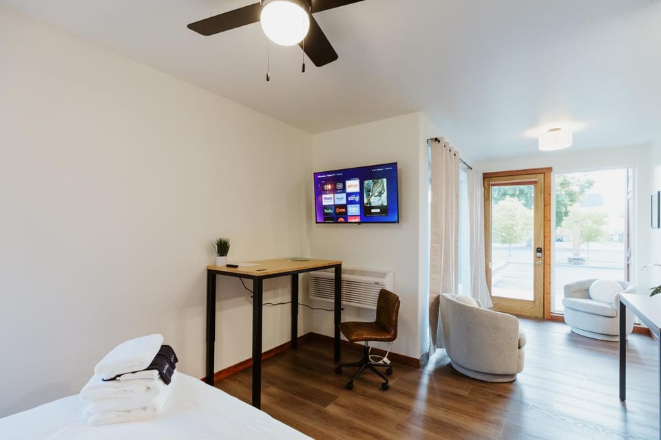 Bed, TV and multimedia, Living room, towels