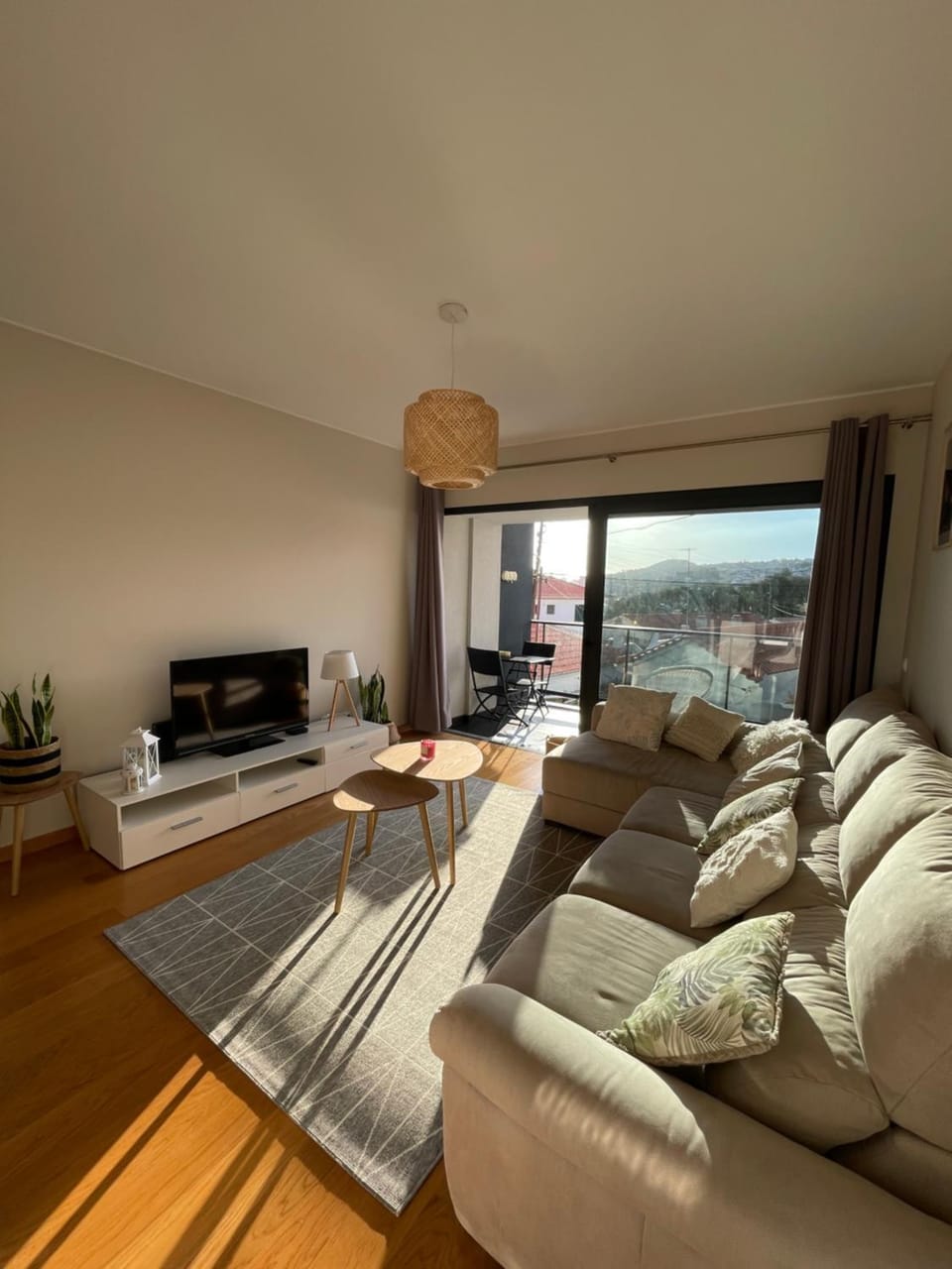 Natural landscape, TV and multimedia, Living room, Seating area