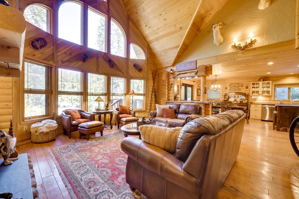 Spacious Packwood Cabin w/ Hot Tub - Near River Cabin in Washington