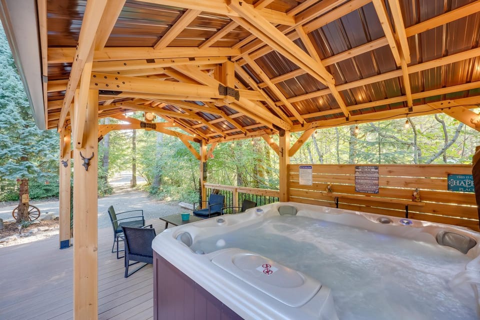 Spacious Packwood Cabin w/ Hot Tub - Near River Cabin in Washington