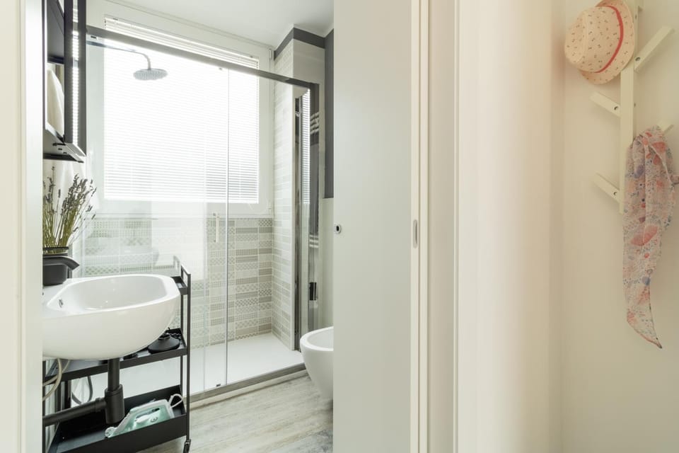 Shower, Toilet, Bathroom, towels