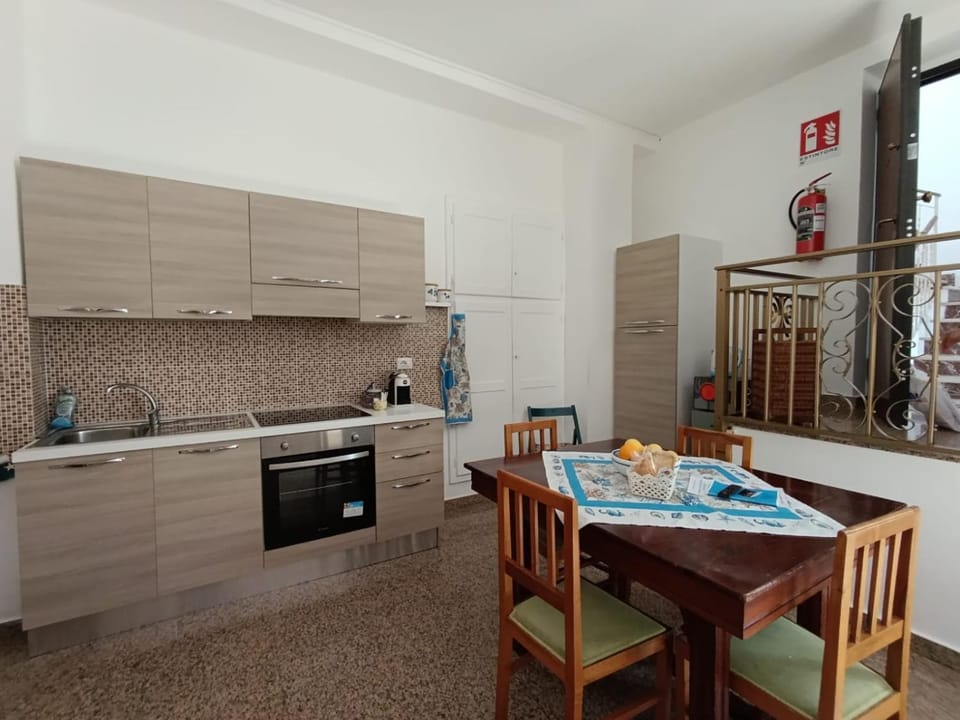 Kitchen or kitchenette, Dining area, Breakfast, oven, stove