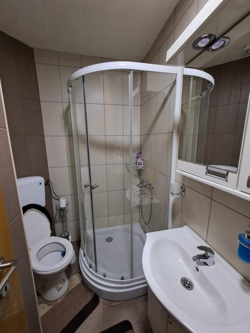 Shower, Toilet, Bathroom, towels