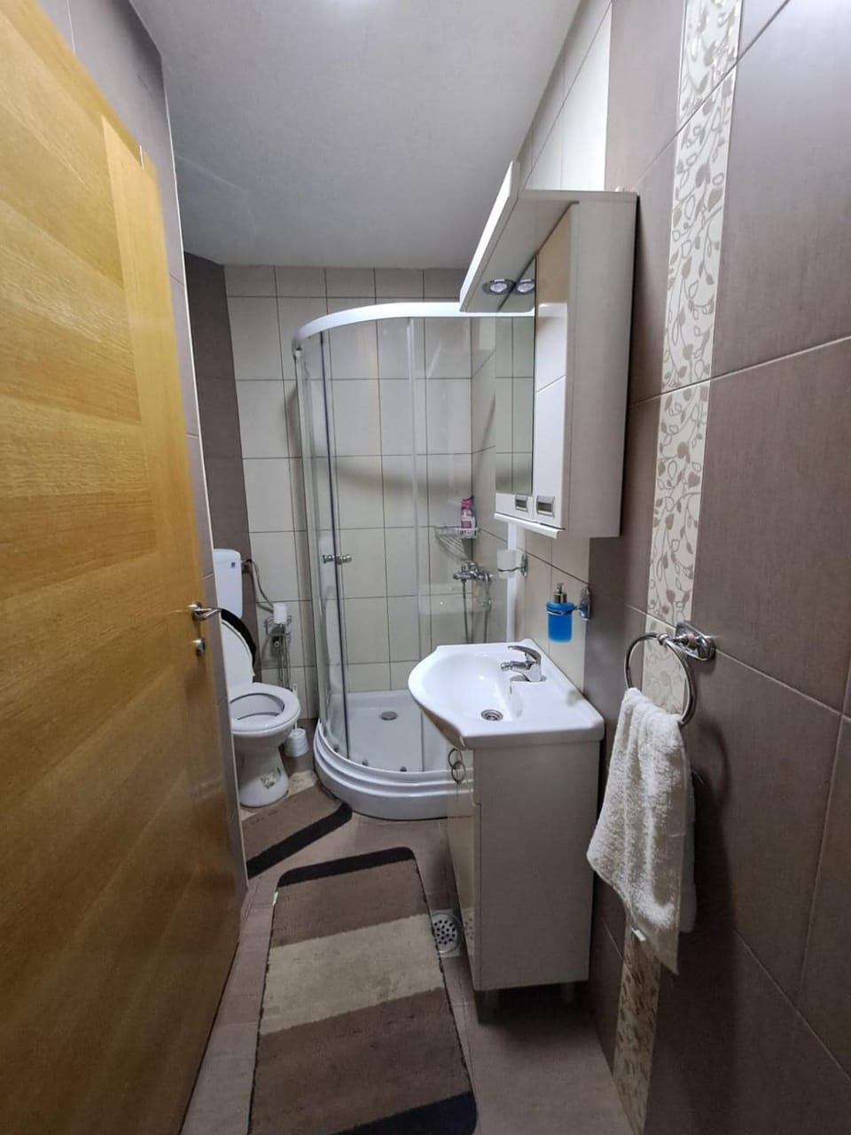 Shower, Toilet, Bathroom, towels